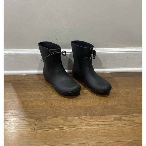 Crocs Women's Black Freesail Shorty Waterproof Bow Rain Boots Women Size 9