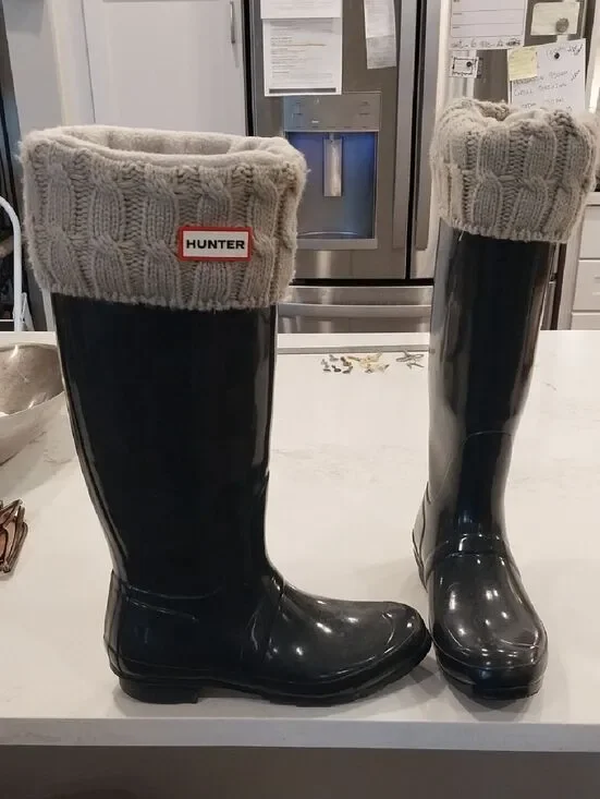 Hunter Black Gloss Rain Boots with Cream Knit Cuff Stockings...Size 9...NEW