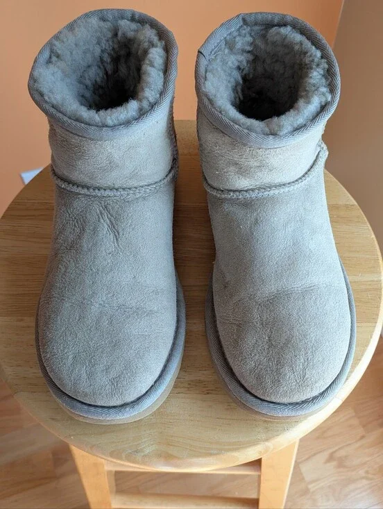 UGG Short Shearling Boots in Light Tan Size 6