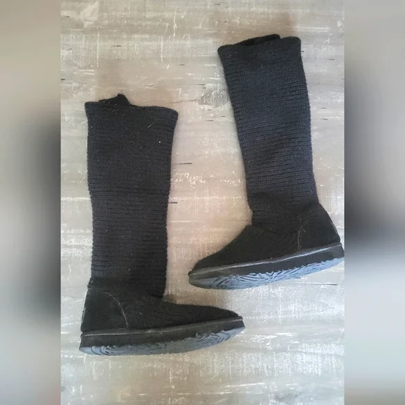 UGG Womens Classic Cardy Wool Knit Mid-calf Botton Boots, Black, size 8