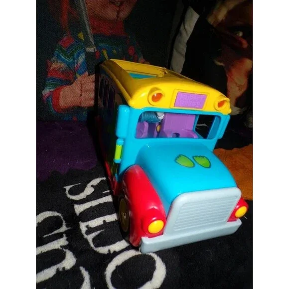 Muppet Babies bus and 2 figures-y2