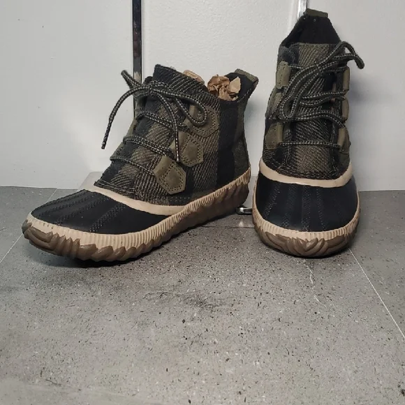 Sorel Womens Black and Tan Rain Boots