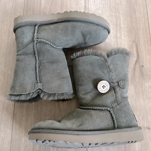 UGG Australia Women's Bailey Button II Boot Size 6, Eucalyptus Spray
