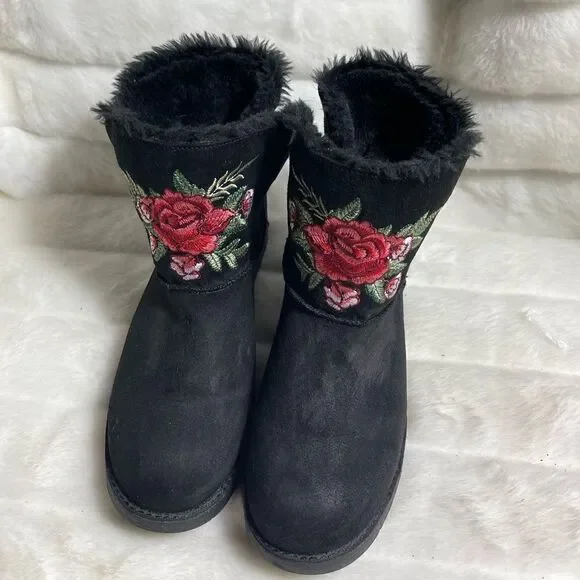 Rock & Candy black faux suede boots .Red rose embroidery faux fur lining SZ10