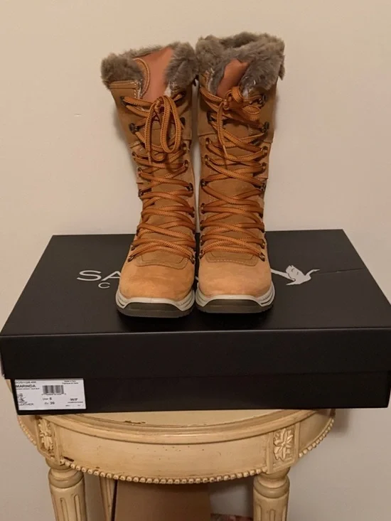 Santana Canada Marinda Tan Faux  Fur-Trim Lace-Up Winter Boots Size 8