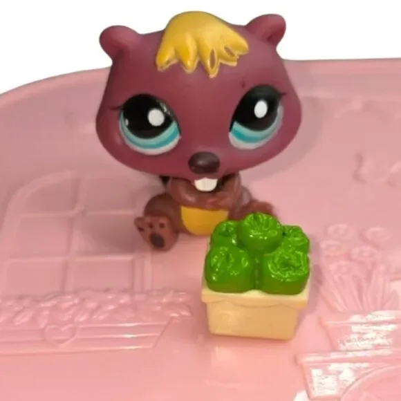 Hasbro Littlest Pet Shop #810 Beaver Deep Purple Maroon Blue Dot Eyes Toothy LPS