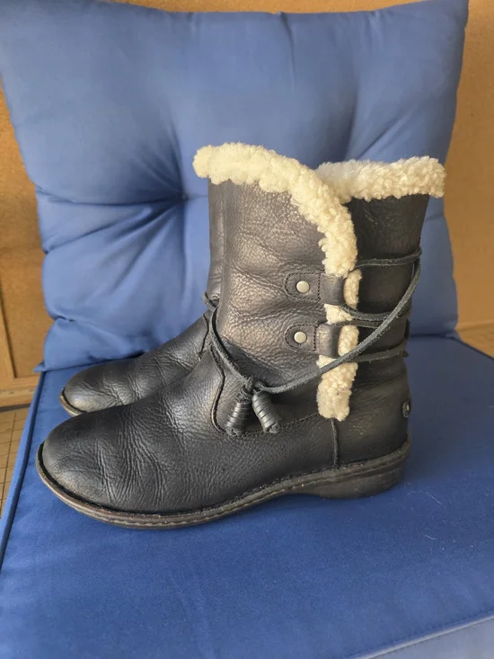 UGG Women’s Black Leather Shearling Winter Boots Fit Like Size 9 (S/N 100776)