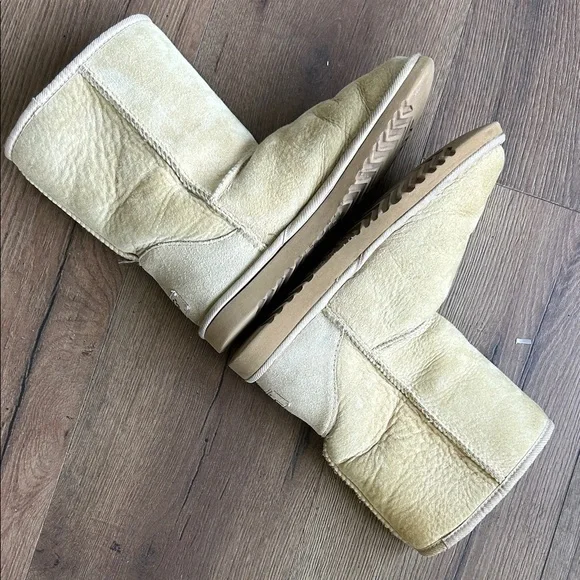 Ugg Boots !! Classic Tan ! Size 5