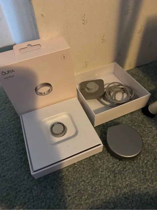 oura ring 4 size 9 brushed silver with 2 dock and battery charger