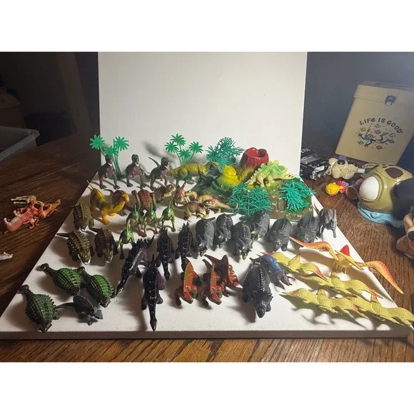 Vintage Lot of Various Sizes and Types Dinosaurs, Volcano & Vegetation HAS BOX