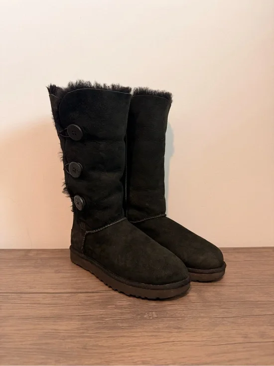 UGG Black Sheepskin Suede Bailey Button Triplet II Boots Women 9 Pre Owned EUC