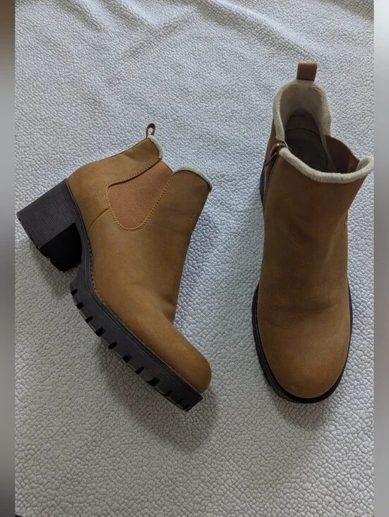 Baretraps Size 9.5 Tan Faux Fur Trim Block Heel Lug Sole Chelsea Booties