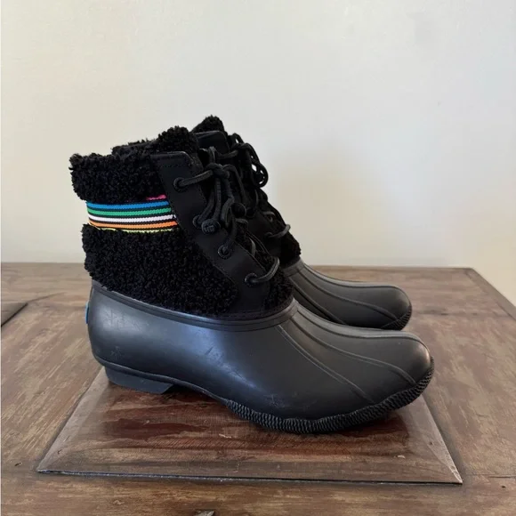 Sperry Saltwater Rainbow Sherpa Black Rubber Duck Boots women’s size‎ 8