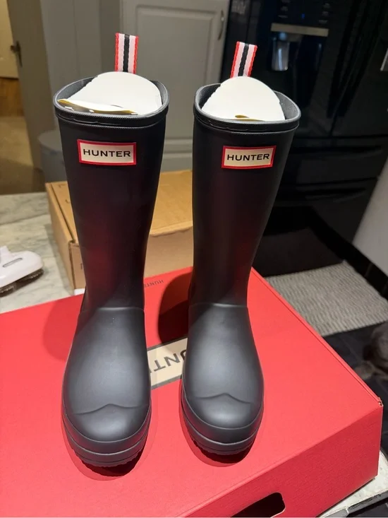 Hunter womens play tall Black Tall Rain Boots with Red-Trim Pull Tabs