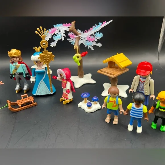 Playmobil- Misc Playset Figures Royal Ice Skating- Pieces‎ shown not complete