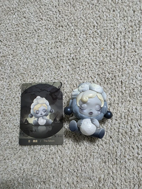 The Moon Figurine - Skullpanda Inkplum.