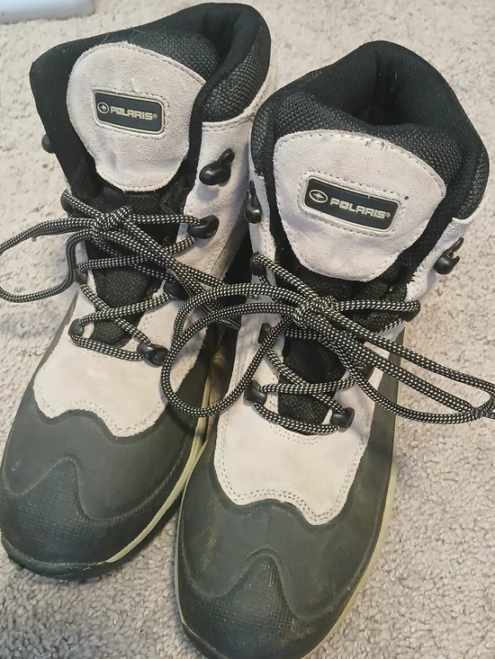 Polaris Thermolite hiking boots feature a gray suede upper with a blk rubber Sol
