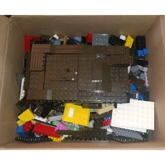 3.5 lb Tank Lego with Assorted Bricks, etc. (Completion‎ Unverified) 10 x 9 x 6