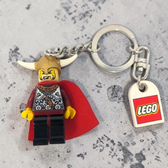 VTG LEGO Viking Leader Minifigure Keychain Keyring Red Cape Horned Helmet 2005
