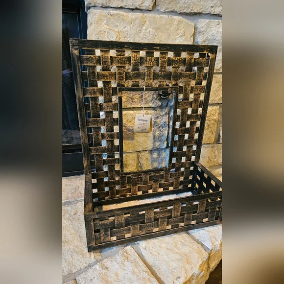 [Pier 1 Imports] New w/ Tag Metal Croc Wall Hanging Planter [Outdoor]