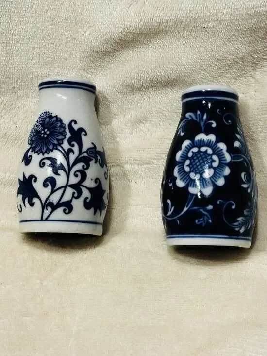 VTG Pier 1 Imports Chinoiserie Blue & White Porcelain S/P Shakers Floral EUC