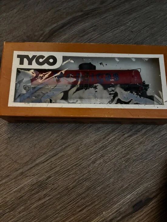 Tyco HO Tank Car red Mobil 315F railroad train display set up w/box
