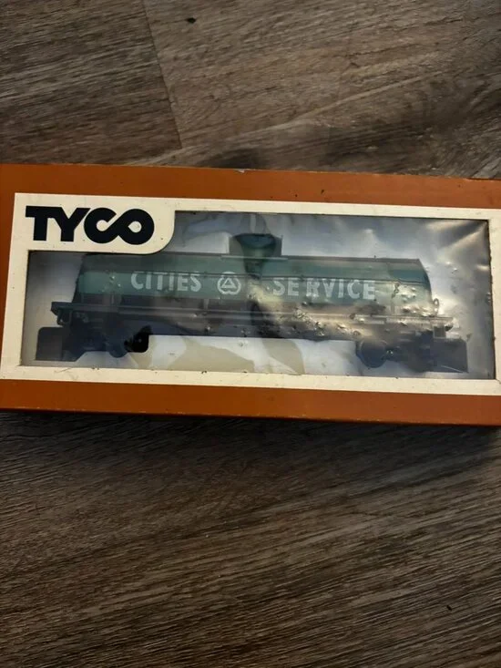 Tyco HO Tank Car Cities Service 315A Railroad train display set up