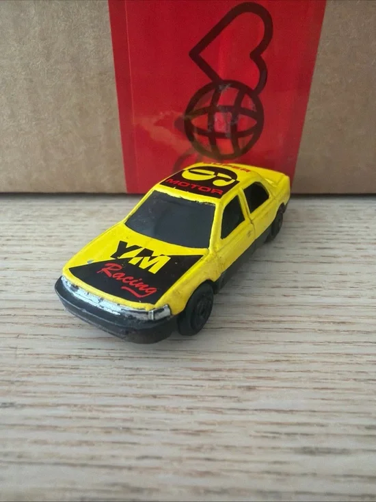 Yatming #806 Lexus LS400/Toyota Celsior 1:64 Diecast Yellow 