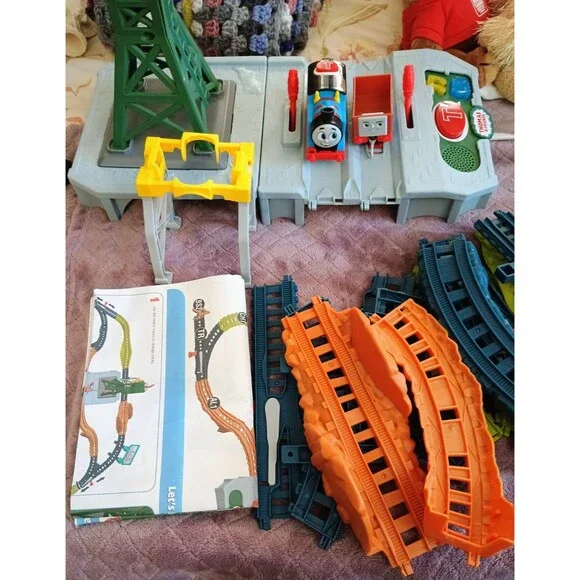 Thomas & Friends Motorized Talking Trains Cargo Crane Set w/ Thomas Engine Track