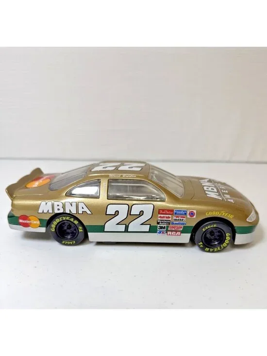 Ward Burton #22 MBNA Gold 1997 Pontiac Grand Prix 1:24 NASCAR Diecast Car