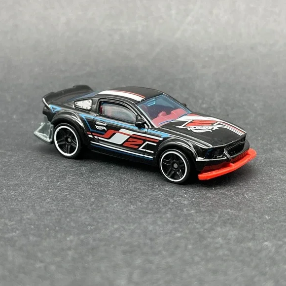 Hot Wheels HW 2005 '05 Ford Mustang Black Diecast 1/64 Scale Special Track Car‎