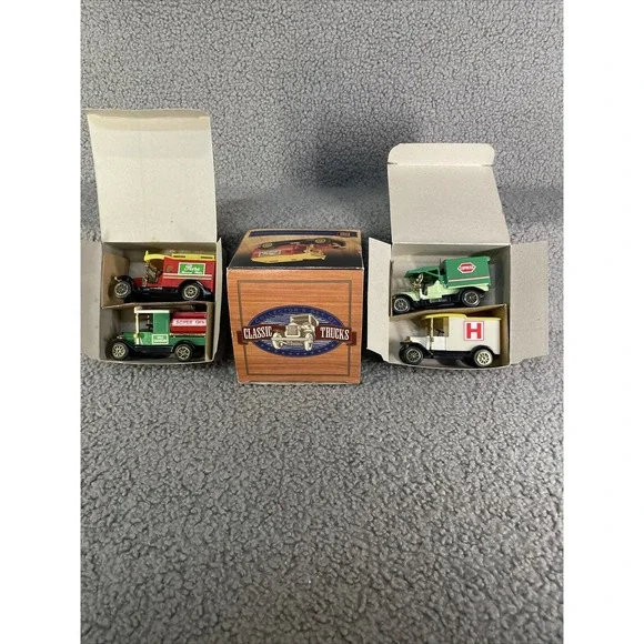 Collectors set of 4 classic trucks from 1910, 1912,‎ 1918