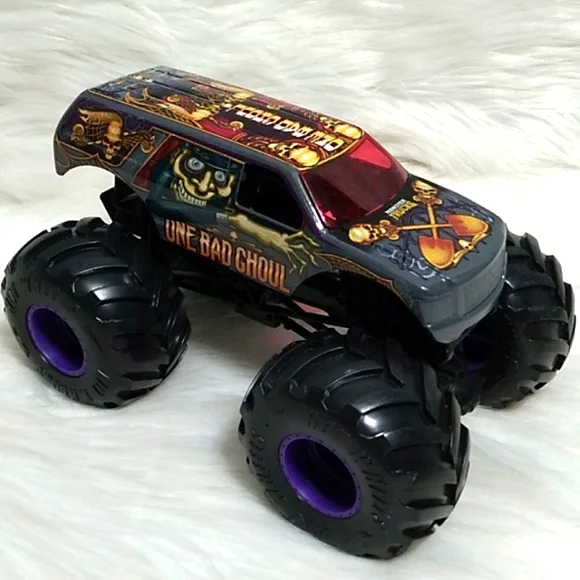 One Bad Ghoul 2018 Mattel Hot Wheels Monster Truck Metal Top Scale 1/24