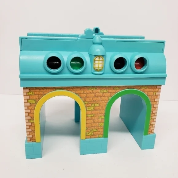 Chuggington Train Tunnel Depot Railroad Wood Bridge 2010 Learning Curve