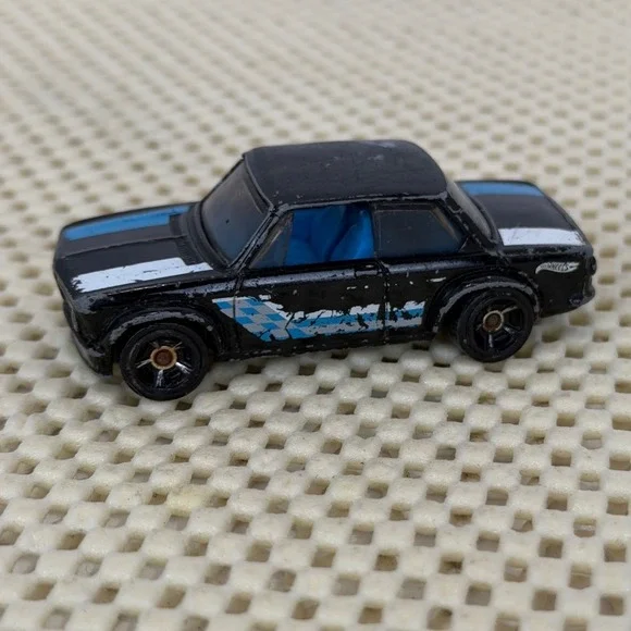 Hot Wheels BMW 2002 Black Blue White Racing Stripes‎ 1:64 Diecast Car 2011 J14