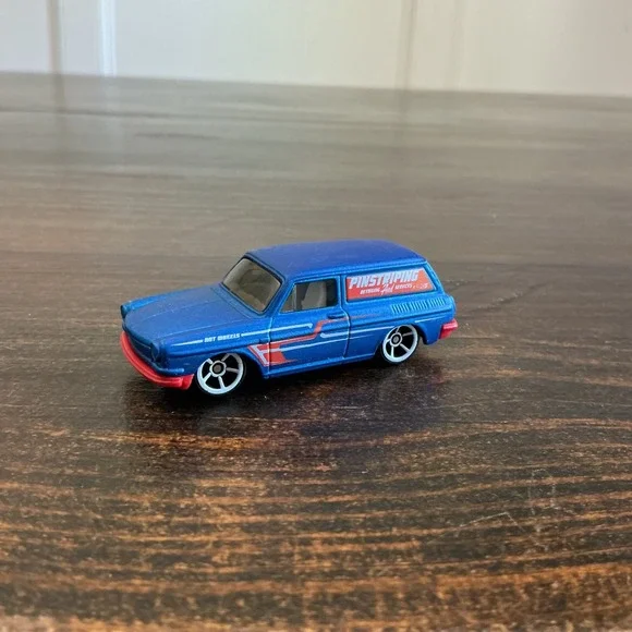 Hot Wheels Custom 69 Volkswagen Squareback Blue Pinstriping‎ HW Art Cars 2016
