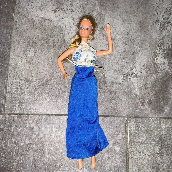 Barbie Fashion Avenue Breakfast in Bed Godiva Dress 1999 On Vintage 60s Doll