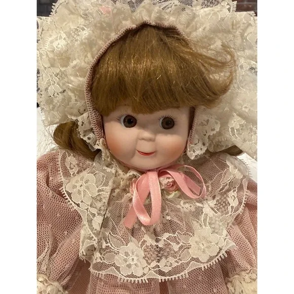 Vintage Mann 1989 Porcelain Doll Pink Lace Dress Bonnet Collectible Toy‎