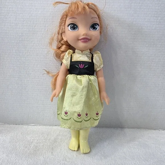 Disney Frozen Ice Skating Anna‎ Doll No Ice Skates Marks And Scuffs