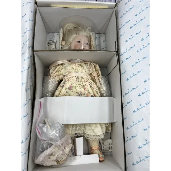 Vtg Danbury Mint Elizabeth By Jeanne Singer 1ST Edition Collector Doll & Basket