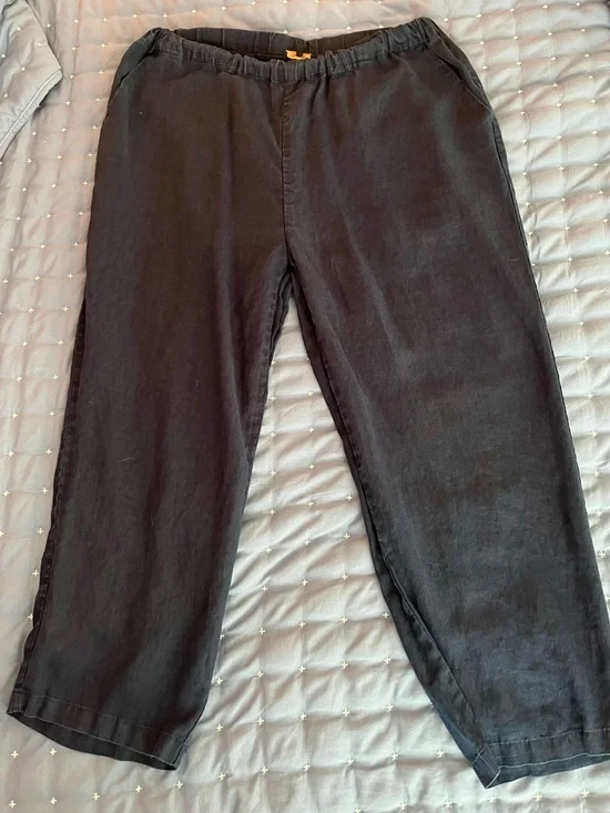 Women’s Quince brand lightweight wide leg linen pants. Navy