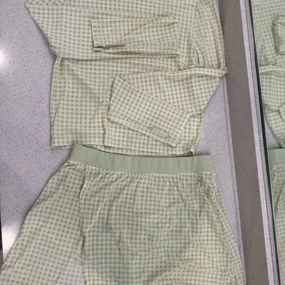 ALO Yoga women’s Athletic set in Light Green Gingham
