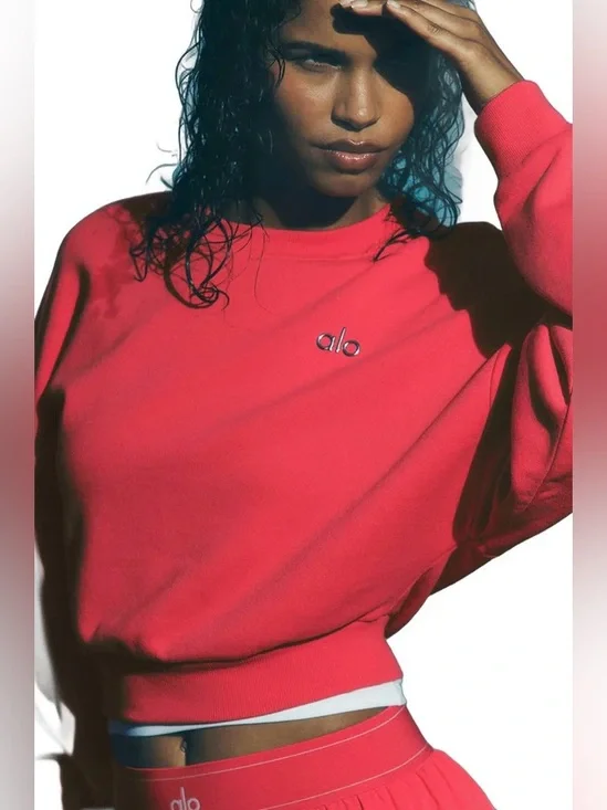 ALO YOGA | ✨NEW✨ Cropped Accolade Crewneck in Candy Red