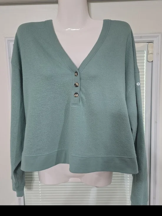 ALO Yoga Women's Sage V-Neck Button Front M-L