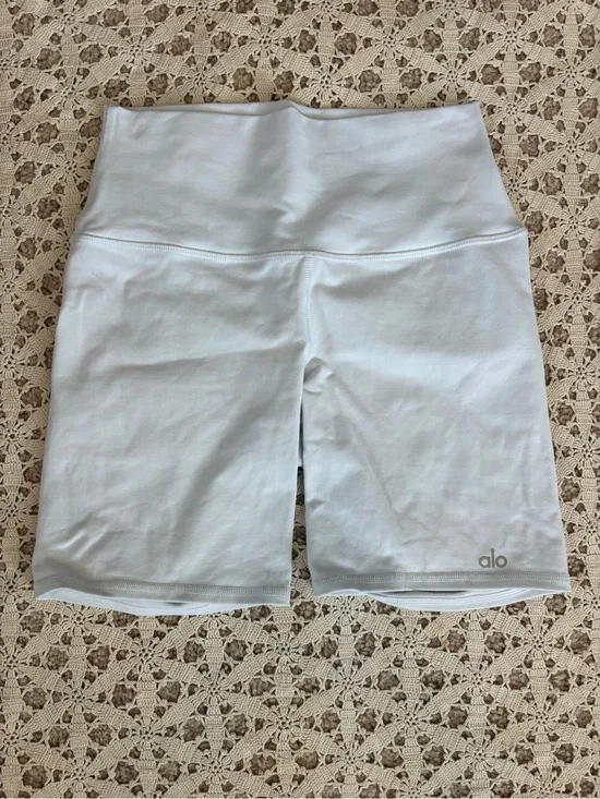 Alo Yoga Biker Shorts White 7” Inseam Size Small