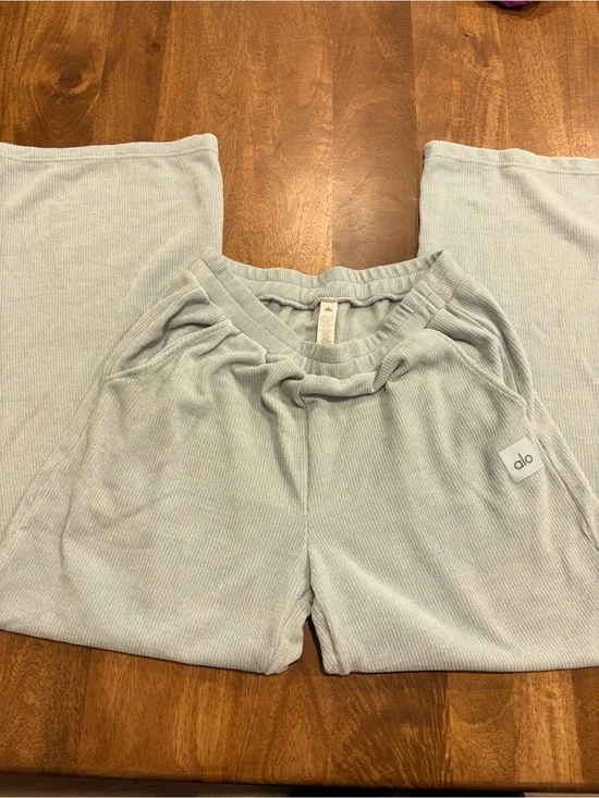 alo Light Sage Ribbed Lounge Pants