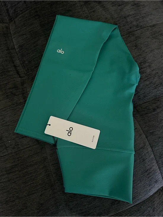 Alo High-Rise Leggings in a Emerald Isle