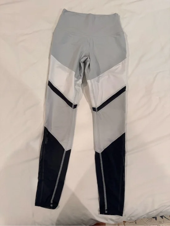 ALO Yoga High-Waist Colorblock Leggings in Light Gray, White & Black