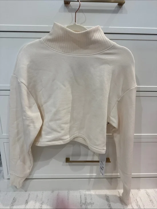 ALO Yoga Cream Cropped Turtleneck Sweater