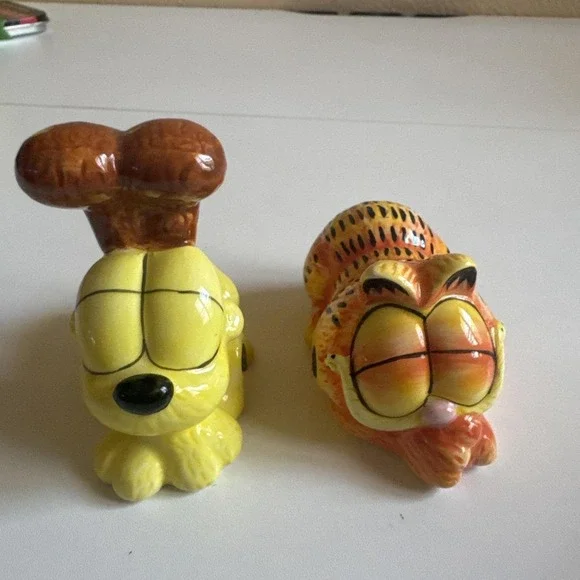 Vintage Garfield & Odie Best Pals Salt & Pepper Shakers Ceramic Magnets RARE